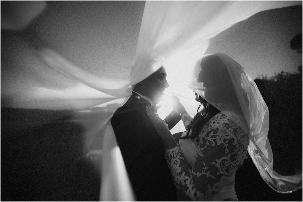 Il velo della sposa al vento Il velo mosso dal vento tra Cinzia e Giuseppe, foto in bianco e nero