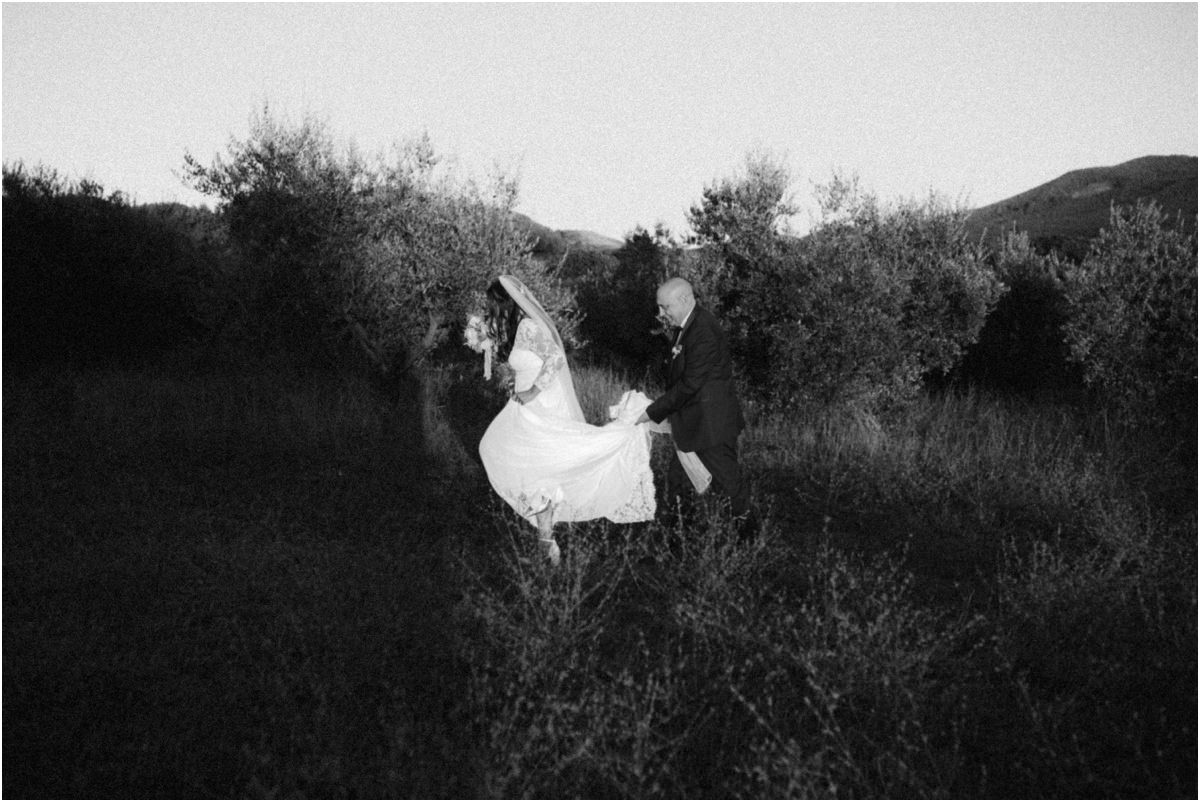 Gli sposi nell'erba alta Gli sposi tra l'erba alta, foto in bianco e nero