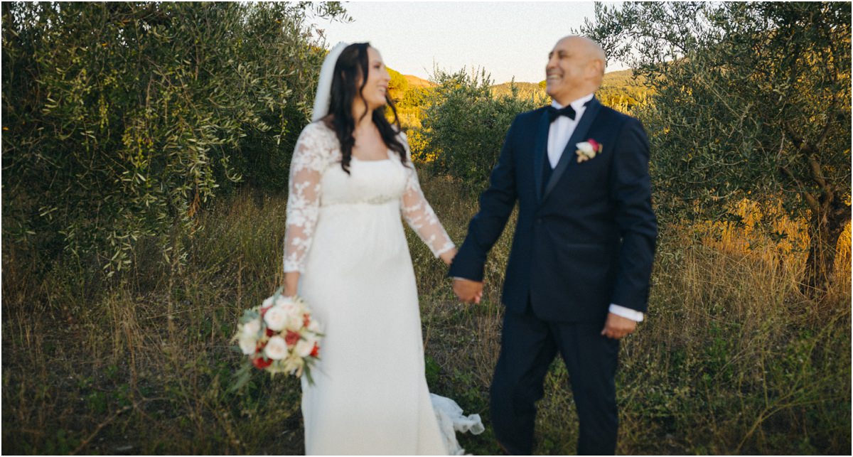 Gli sposi ridono insieme Cinzia e Giuseppe ridono insieme tenendosi per mano