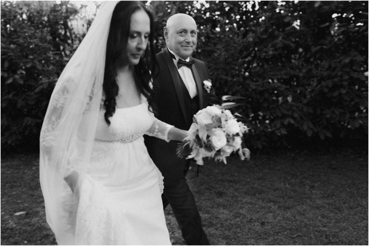 Gli sposi tornano verso la festa Giuseppe e Cinzia camminano verso la festa, foto in bianco e nero