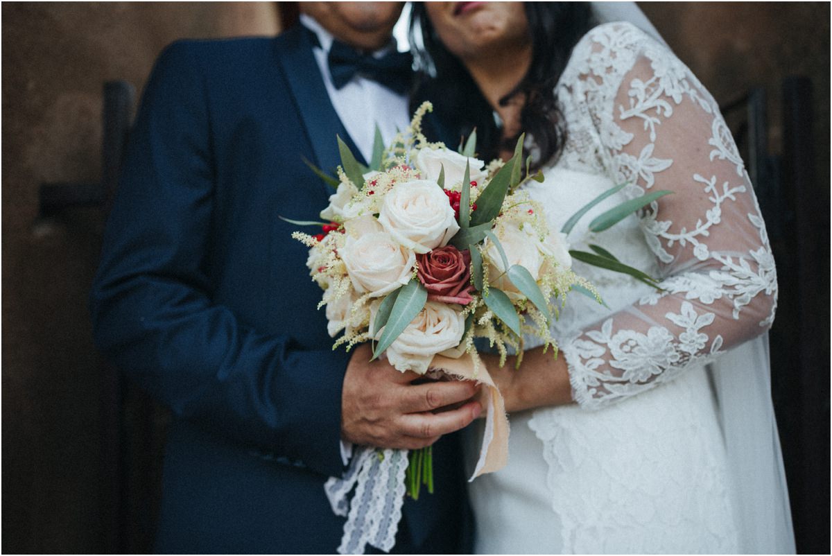 Il bouquet tra gli sposi Dettaglio del bouquet stretto tra Cinzia e Giuseppe