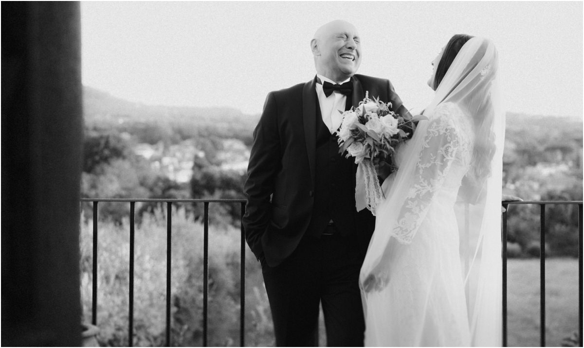 Le risate degli sposi Giuseppe e Cinzia ridono sulla terrazza, foto in bianco e nero