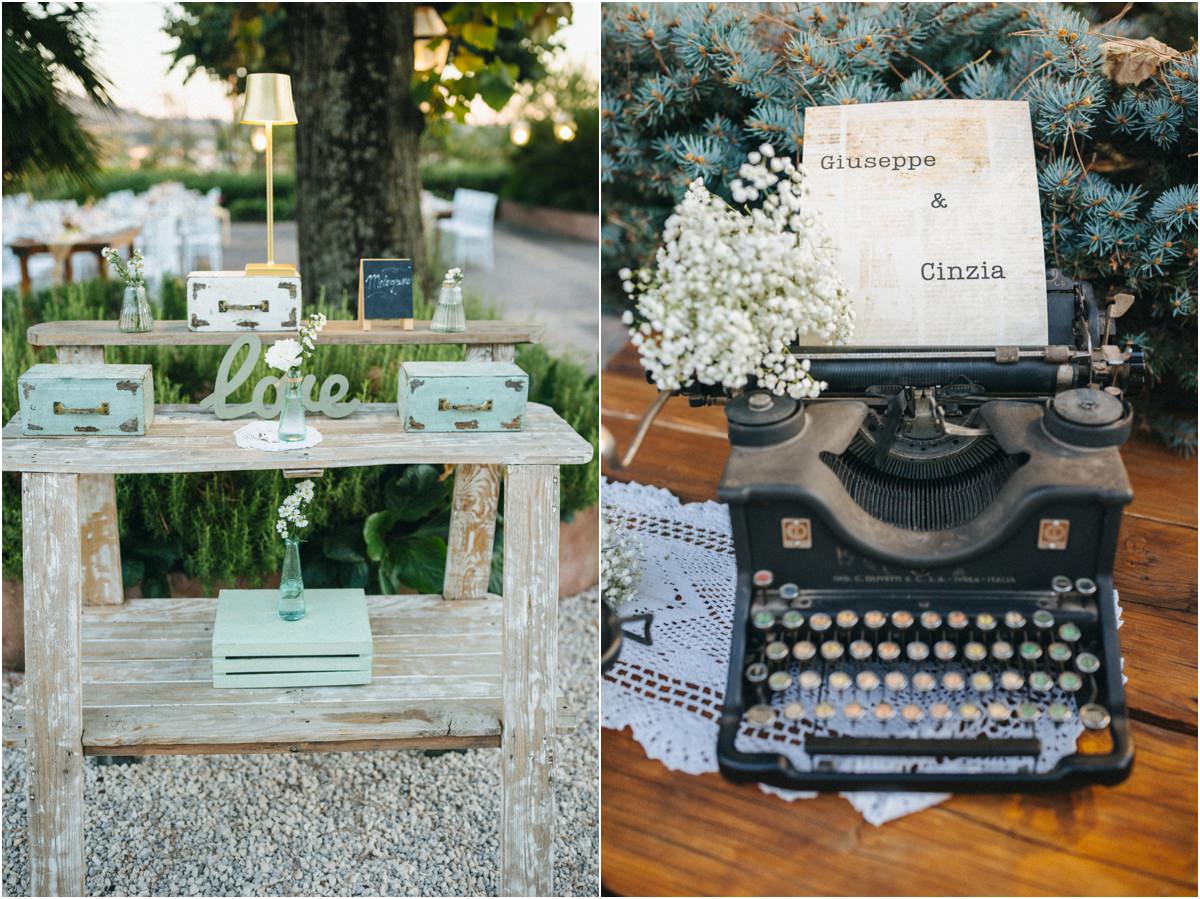 La macchina da scrivere degli sposi Angolo vintage con la macchina da scrivere e il cartello Giuseppe e Cinzia