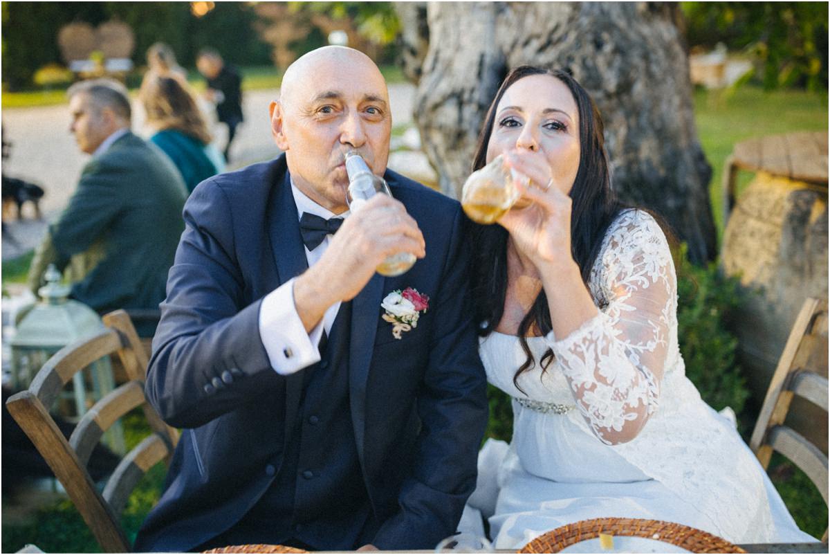 Gli sposi bevono la birra Cinzia e Giuseppe brindano bevendo birra