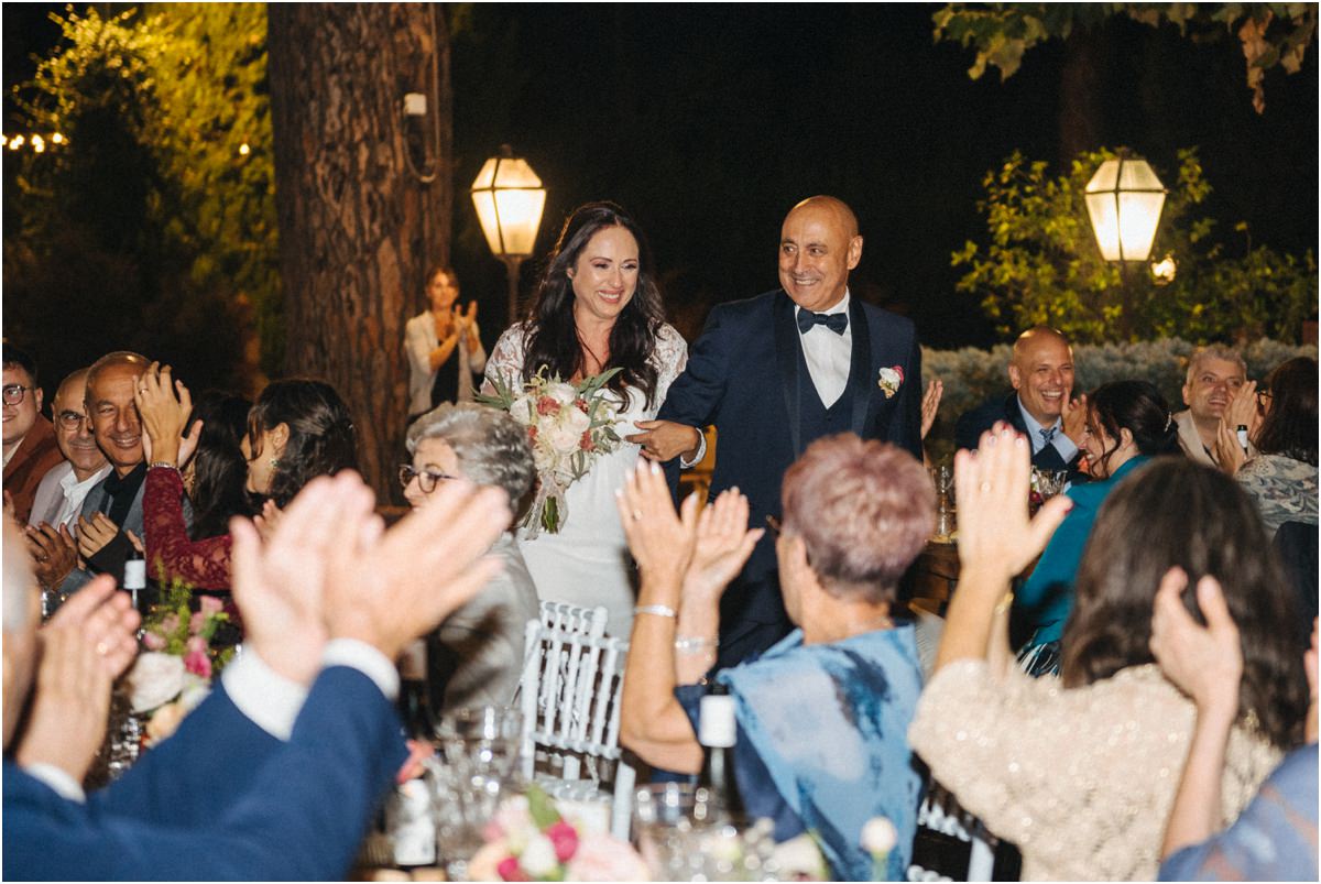Ingresso degli sposi per la cena Ingresso degli sposi per la cena tra gli applausi