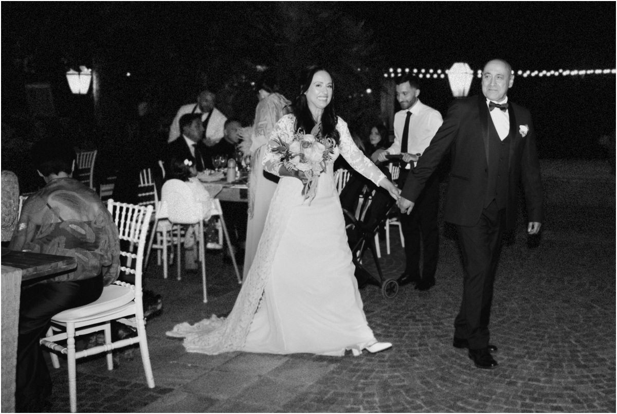 Gli sposi entrano per la cena Cinzia e Giuseppe entrano mano nella mano, foto in bianco e nero