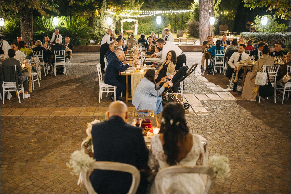 Cena all'aperto La cena all'aperto con le luci nel cortile del Vecchio Podere
