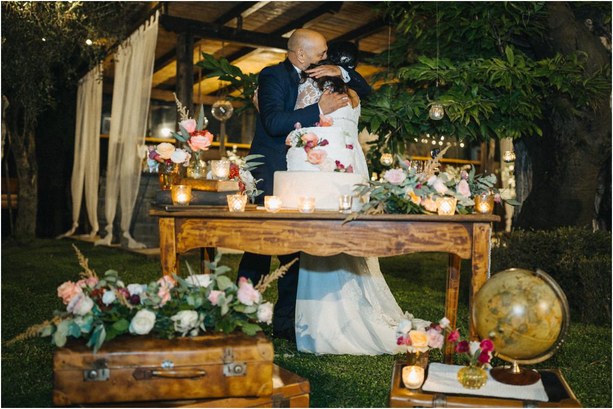 Bacio dopo il taglio della torta Bacio degli sposi accanto alla torta