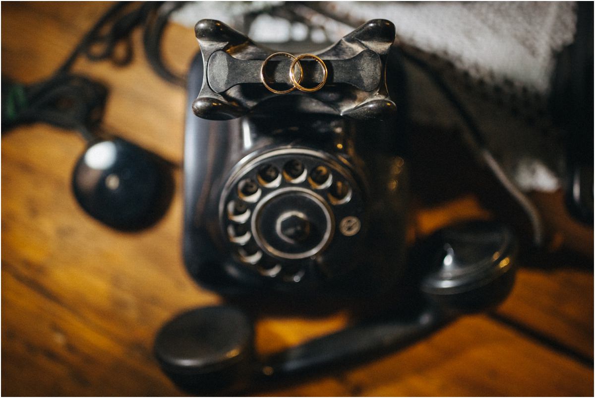 Le fedi sul telefono d'epoca Le fedi appoggiate sul telefono d'epoca