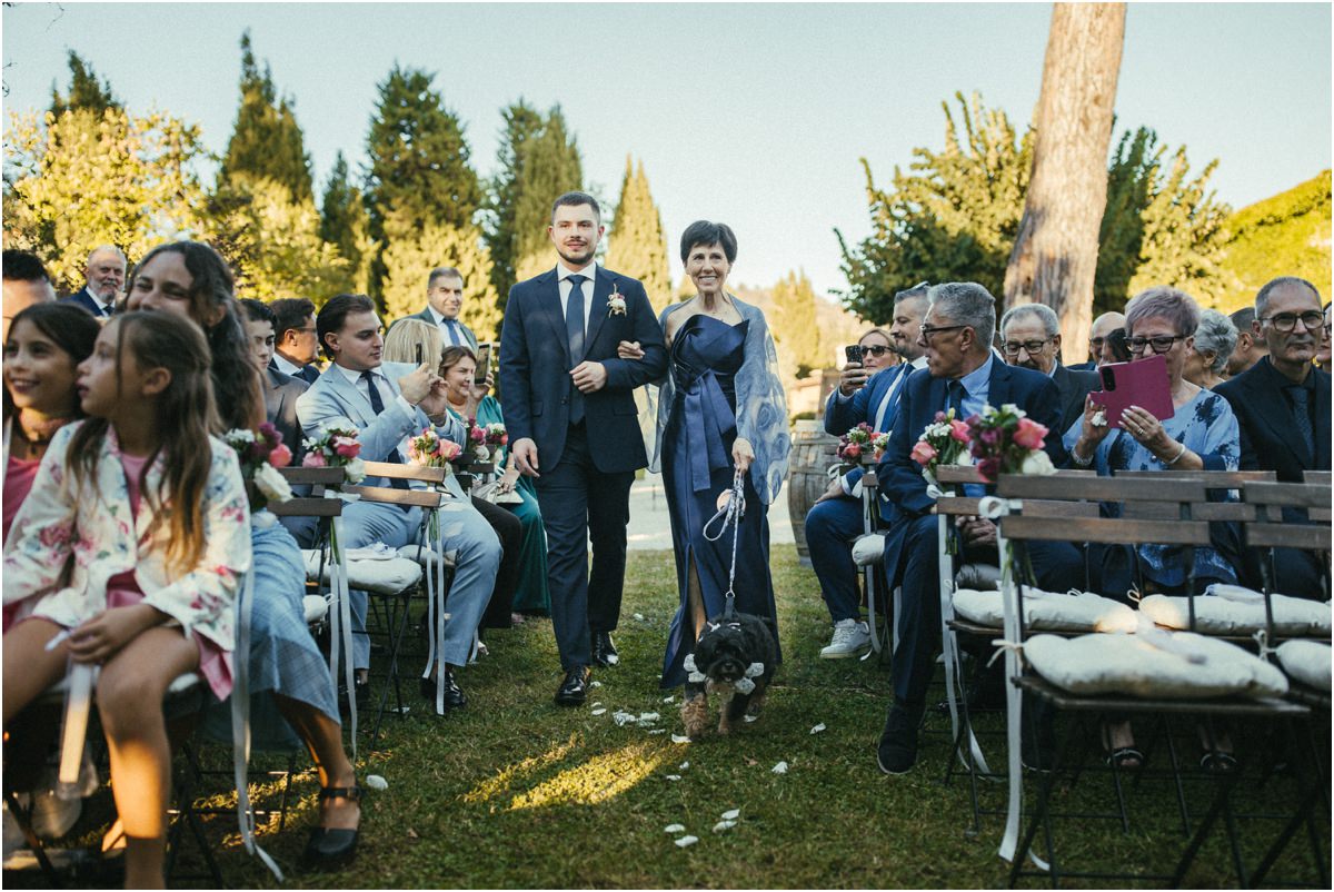 Ingresso lungo la navata Ingresso degli invitati e dei familiari lungo la navata nel giardino