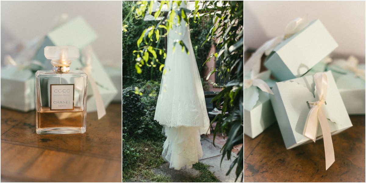 Dettagli preparazione sposa Villa Parco Iris Profumo, abito da sposa appeso tra le piante e scatole regalo nella preparazione di Alice