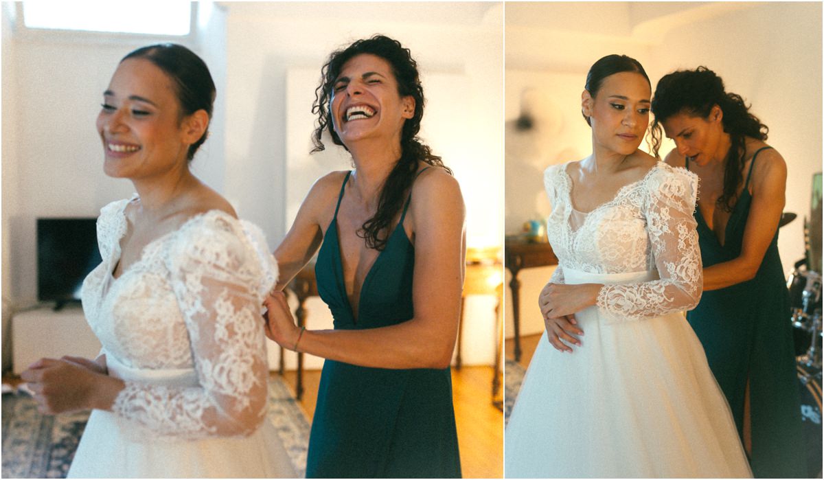 Alice indossa l'abito da sposa Un'amica aiuta Alice a indossare l'abito da sposa in pizzo
