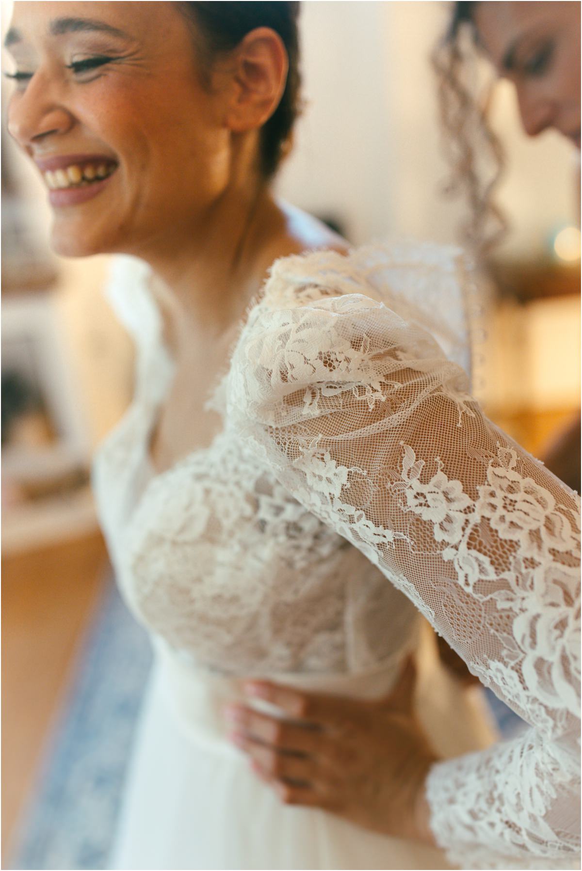 Sposa sorridente Villa Parco Iris La sposa Alice sorridente con l'abito da sposa indossato