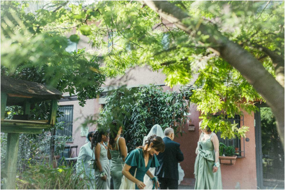 Sposa e amiche in giardino La sposa Alice con le amiche in abiti verdi nel giardino di Villa Parco Iris