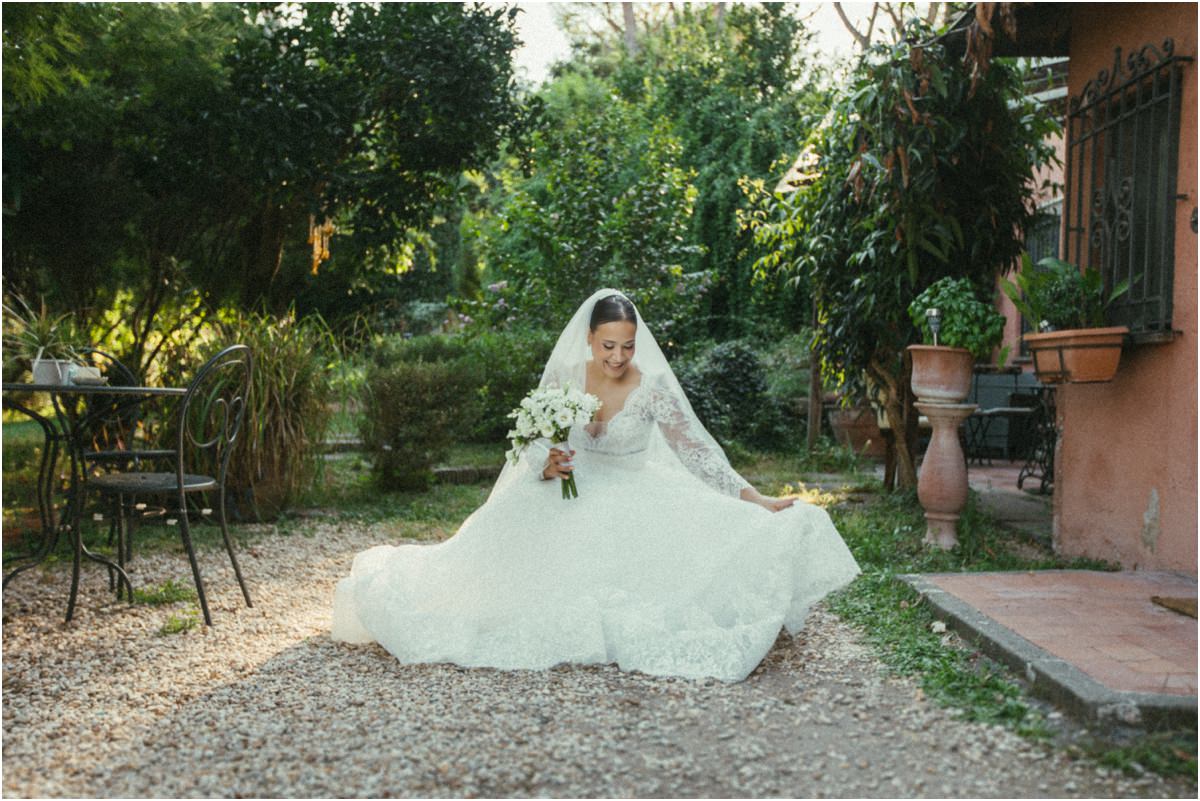 Sposa e abito nel giardino La sposa Alice fa ruotare l'abito nel giardino di Villa Parco Iris