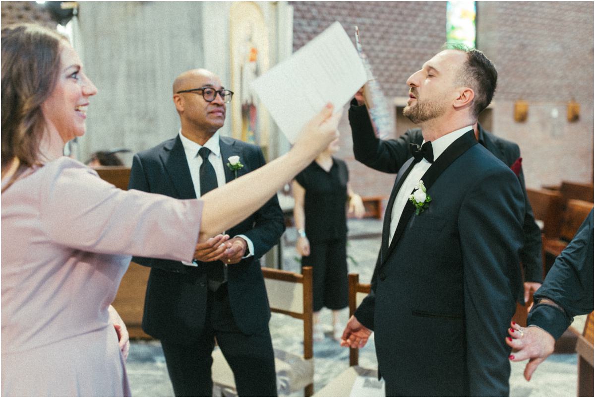 Lo sposo ha caldo Allo sposo Valerio fanno aria con un foglio in attesa della sposa