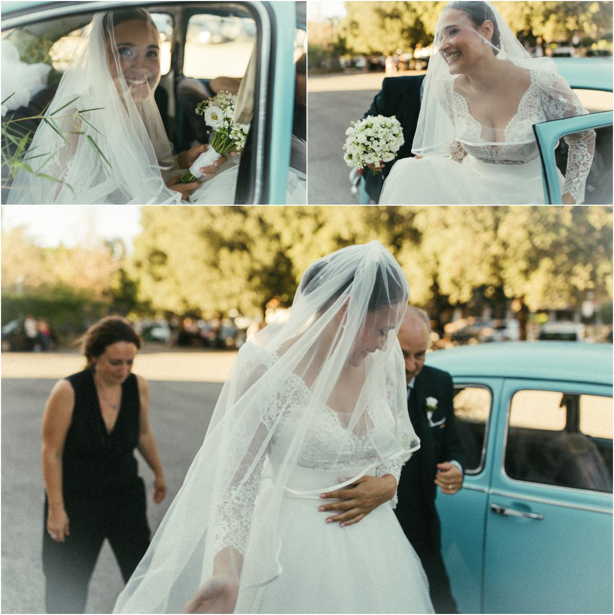 Arrivo della sposa Alice a San Policarpo Alice arriva in chiesa con il Maggiolino azzurro e il velo da sposa