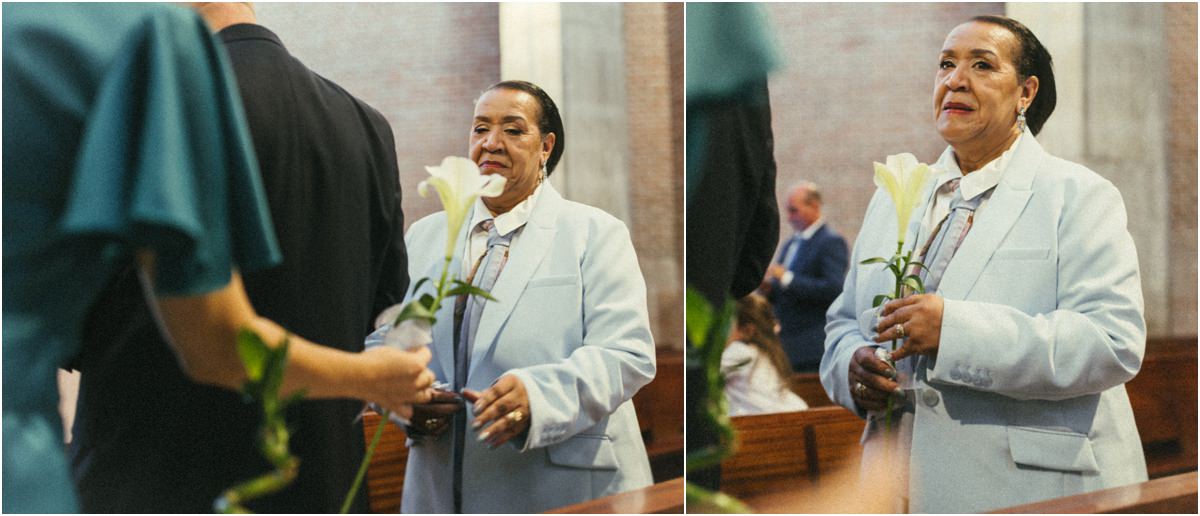 Dono floreale per la mamma della sposa Le amiche consegnano un dono floreale alla mamma della sposa