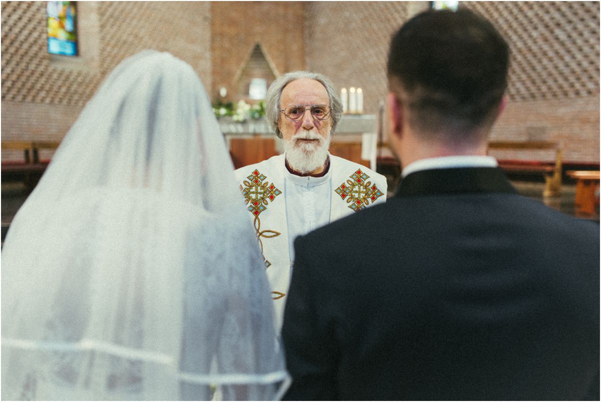Inizio della cerimonia a San Policarpo Il sacerdote dà inizio alla cerimonia di Alice e Valerio