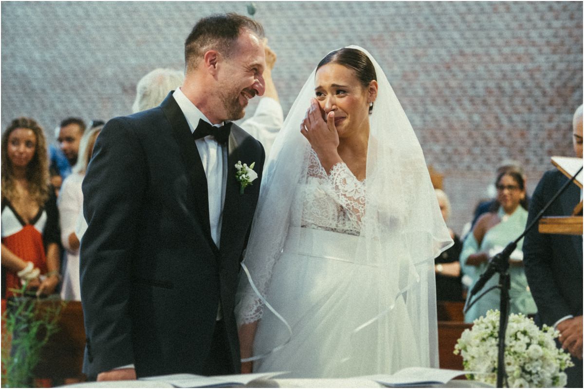 Emozione della sposa all'altare Alice si commuove accanto a Valerio durante il rito
