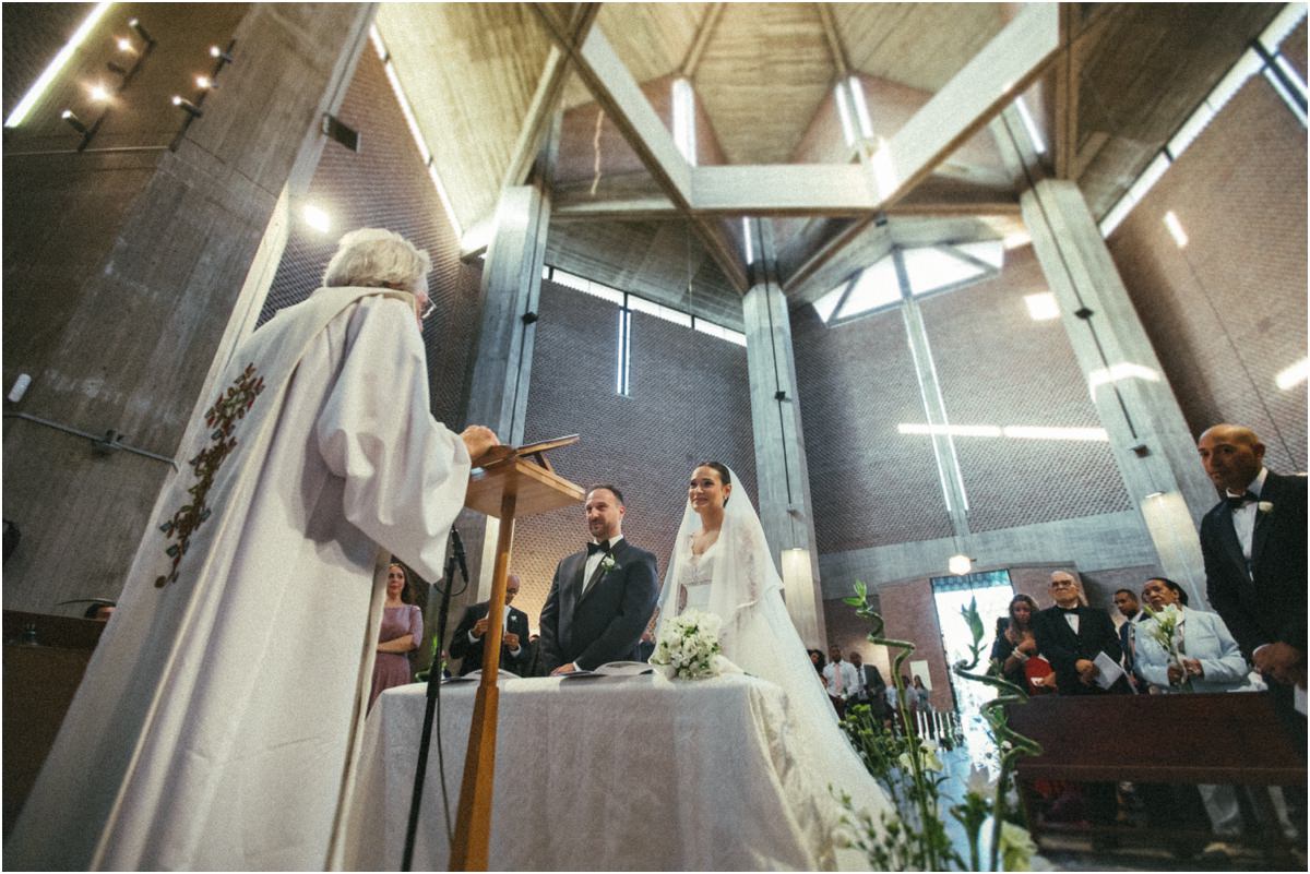 Rito nella chiesa di San Policarpo Gli sposi all'altare sotto il soffitto in cemento della chiesa di San Policarpo