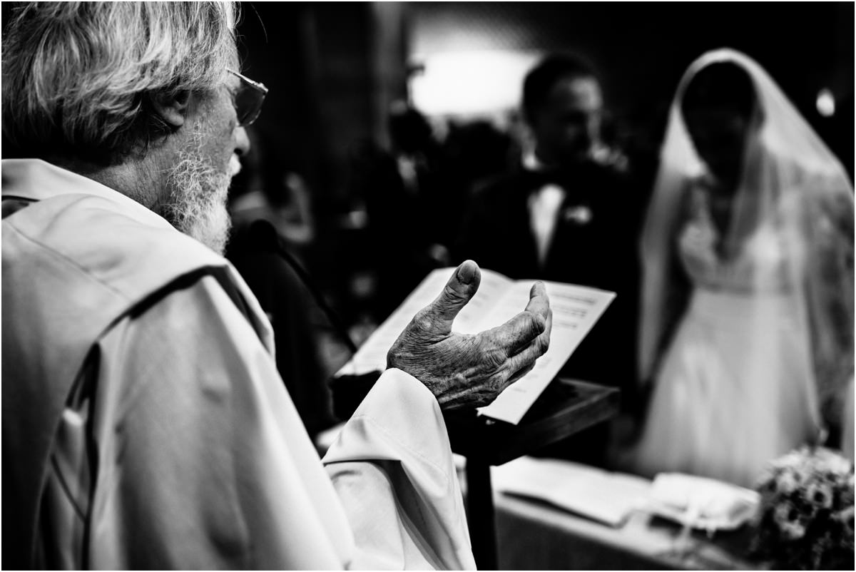 Il sacerdote durante il rito Il sacerdote legge durante il rito, in bianco e nero