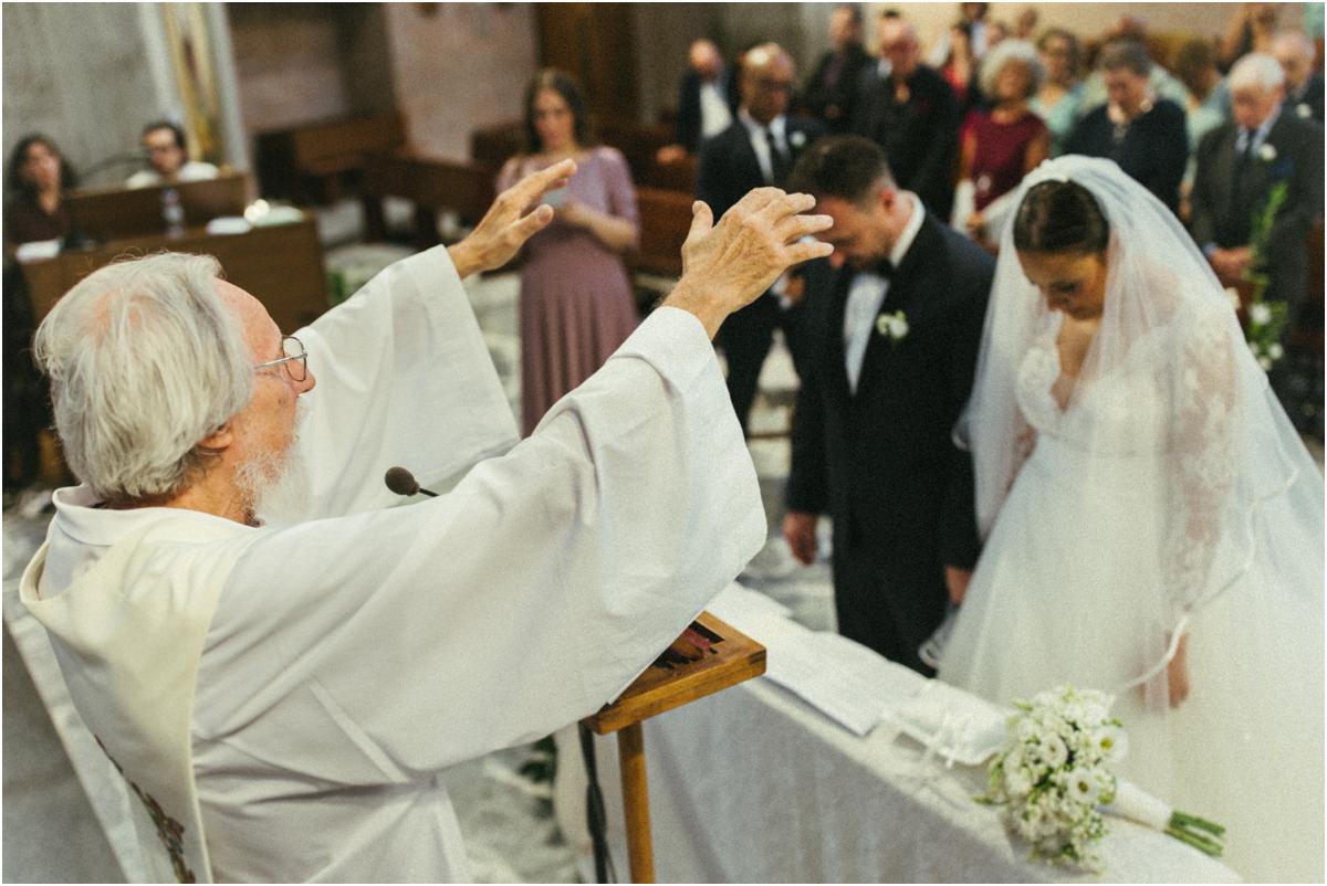 Benedizione degli sposi La benedizione del sacerdote ad Alice e Valerio