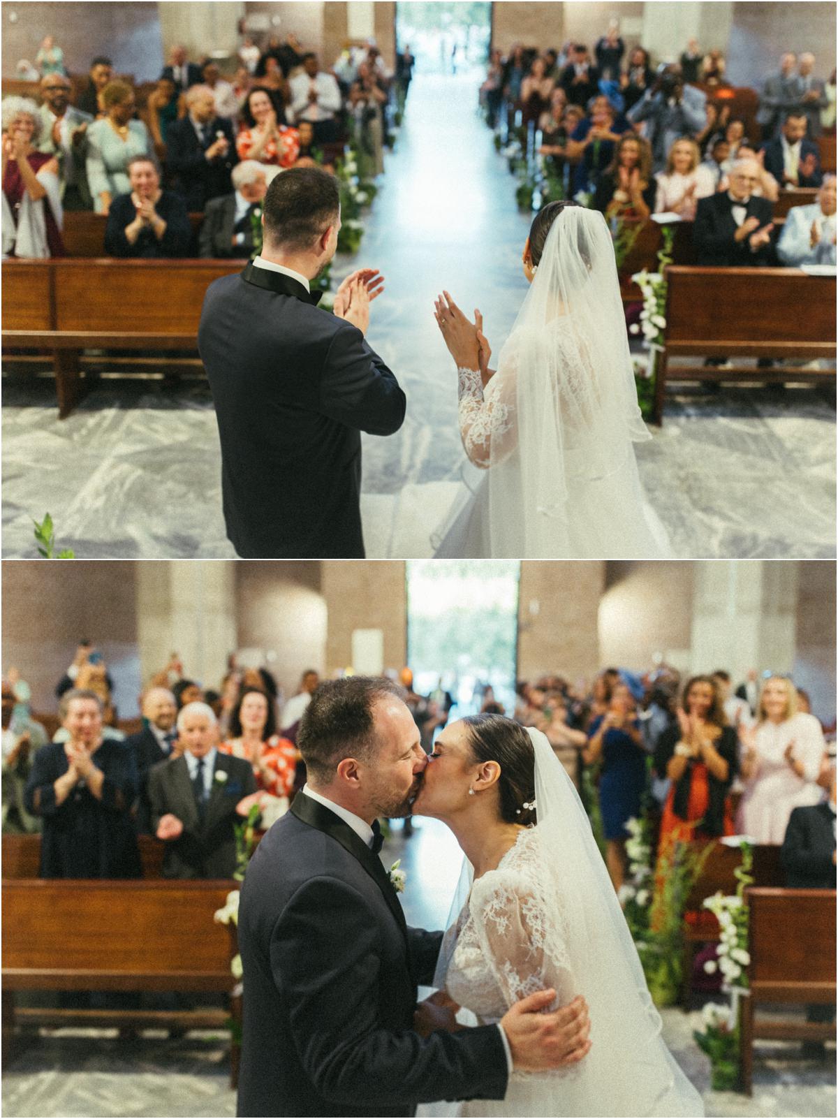 Applausi e bacio degli sposi Gli invitati applaudono il bacio di Alice e Valerio in chiesa