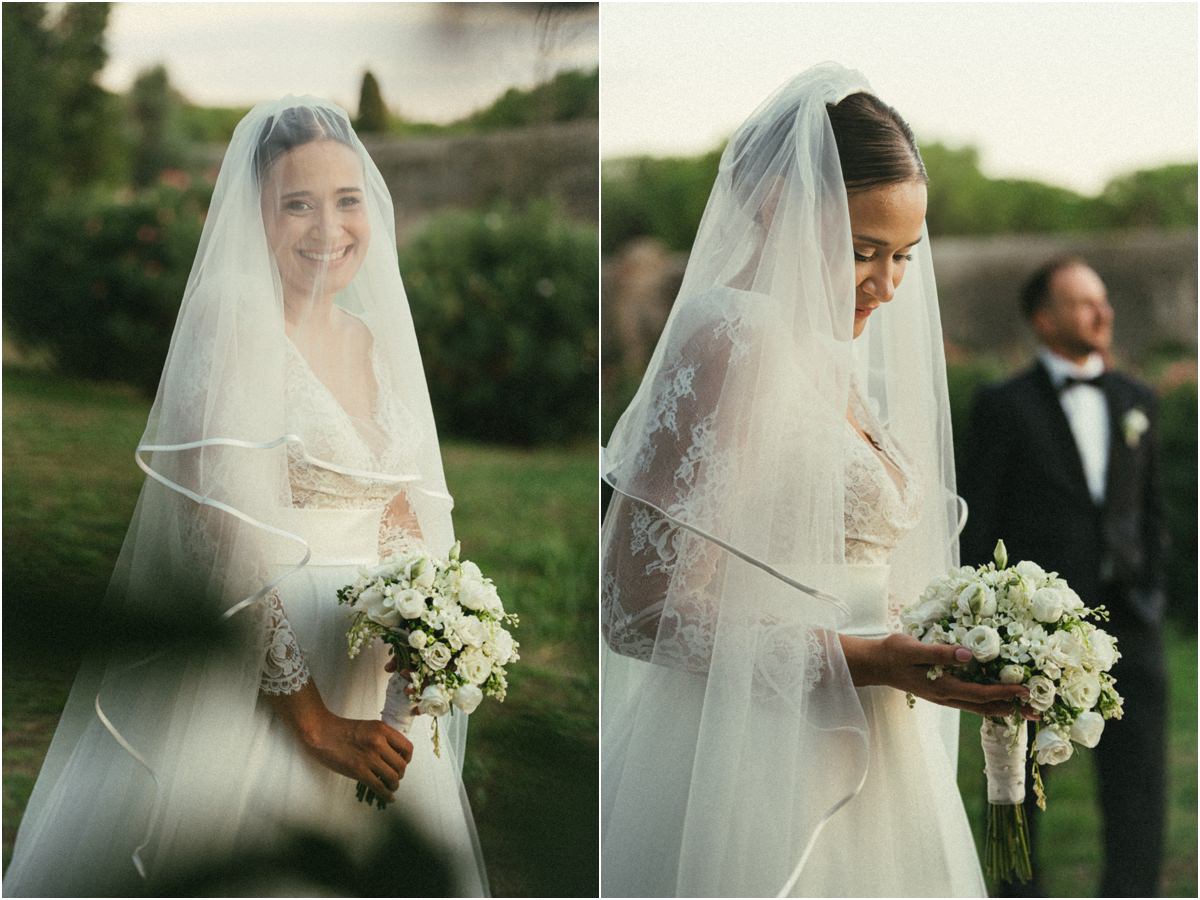 Ritratto della sposa al Parco degli Acquedotti Ritratto di Alice con velo e bouquet al Parco degli Acquedotti, con Valerio sullo sfondo