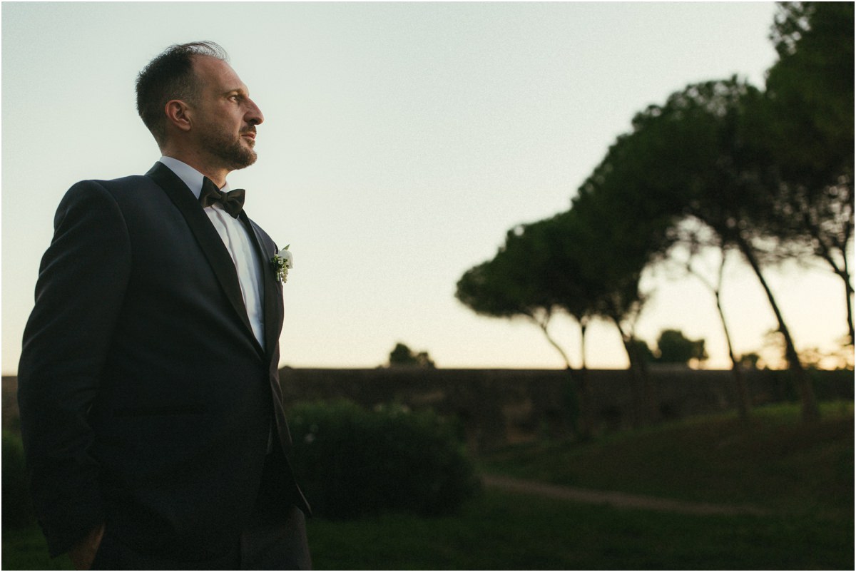 Ritratto dello sposo al tramonto Ritratto dello sposo Valerio al tramonto tra i pini del Parco degli Acquedotti