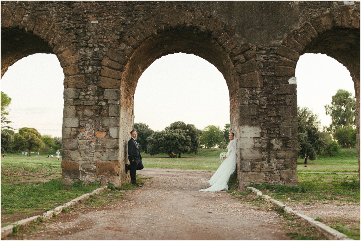Sposi sotto gli archi dell'acquedotto Alice e Valerio appoggiati ai pilastri dell'acquedotto romano al Parco degli Acquedotti