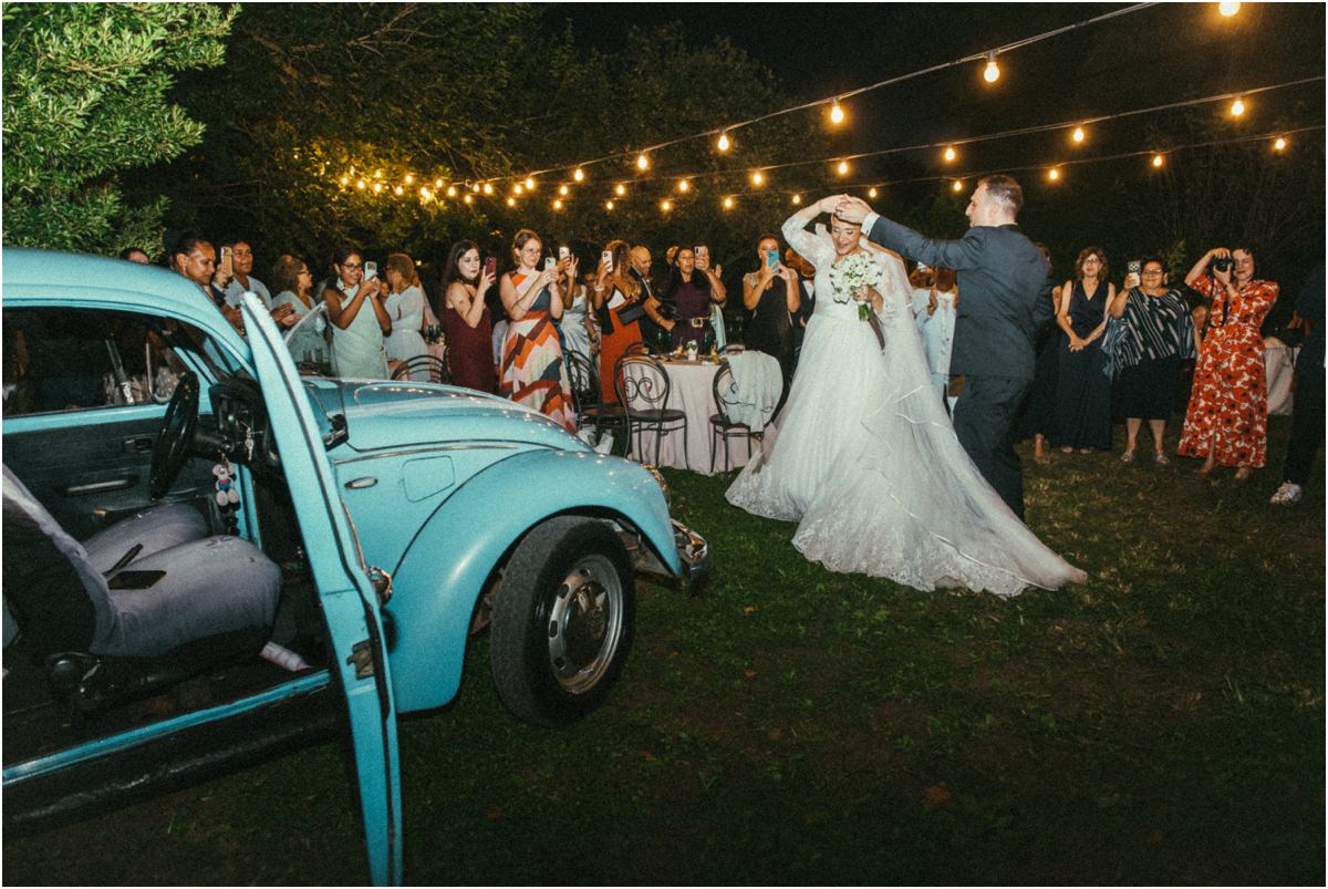 Primo ballo in giardino a Villa Parco Iris Gli sposi ballano accanto al Maggiolino davanti agli invitati sotto le luci del giardino
