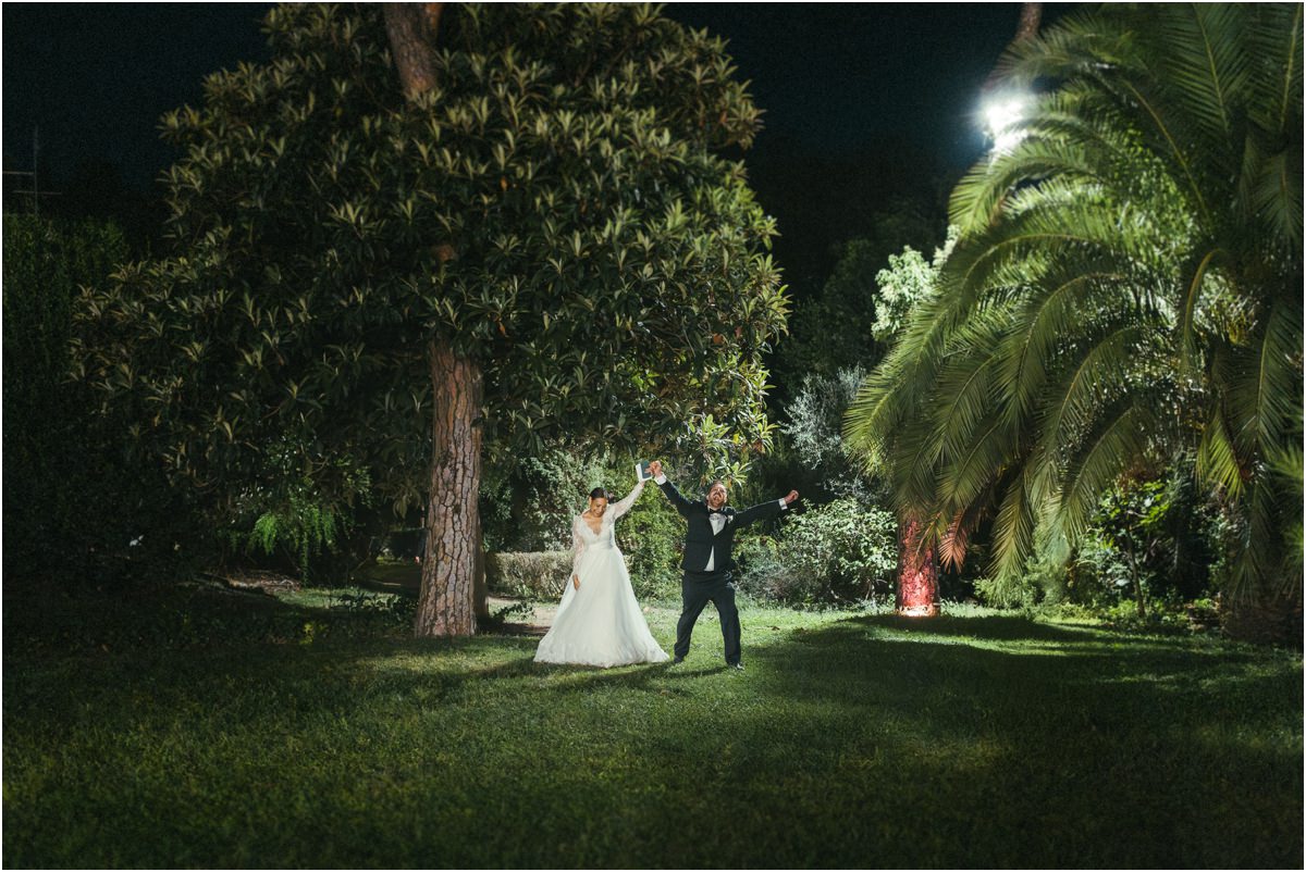 Ingresso degli sposi alla cena Ingresso trionfale di Alice e Valerio nel parco di notte