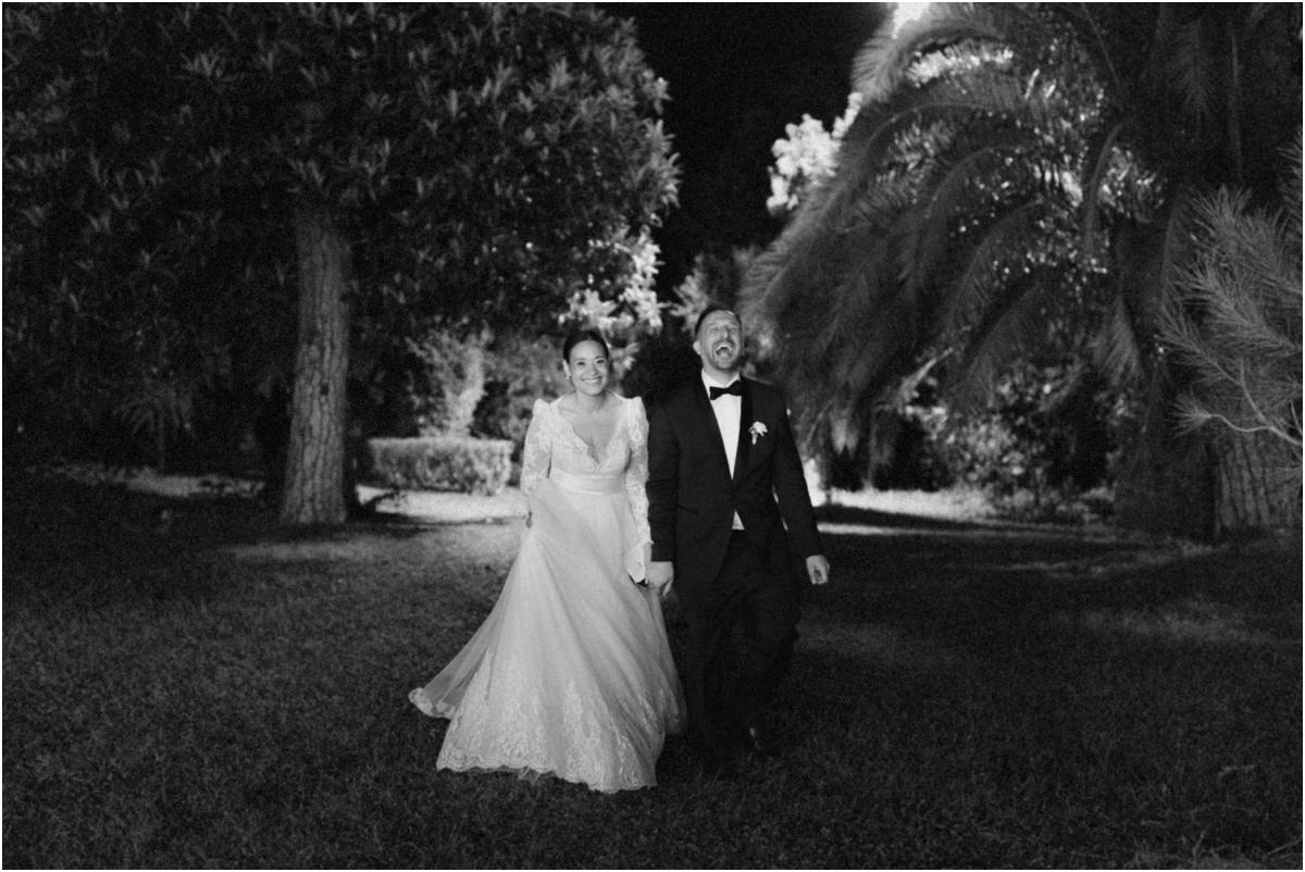 Sposi nel parco di notte Alice e Valerio camminano mano nella mano nel parco, in bianco e nero