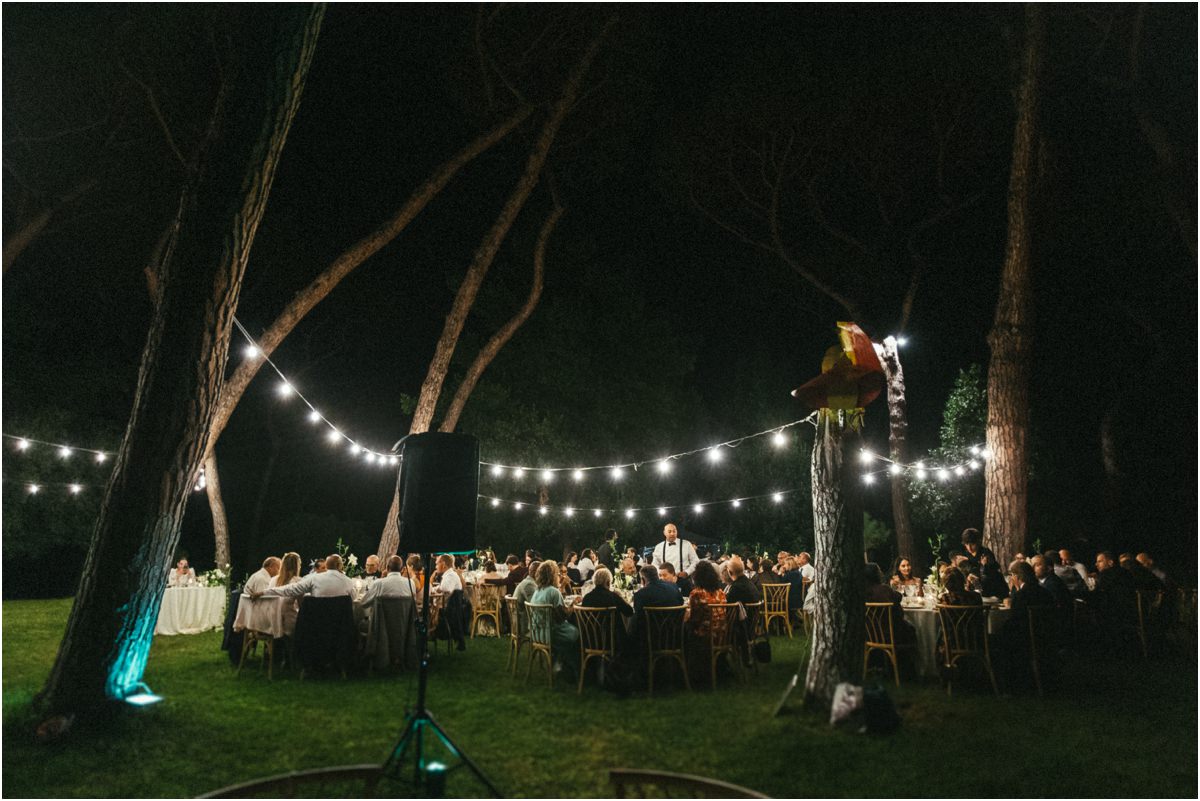 Cena nel parco di Villa Parco Iris La cena nel parco di Villa Parco Iris sotto le luci tra i pini
