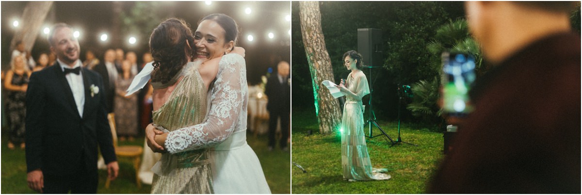 Abbraccio della sposa dopo il discorso Alice abbraccia un'amica dopo il discorso